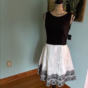 NWT Just Taylor elegant black and white design with lace trim, size 6
